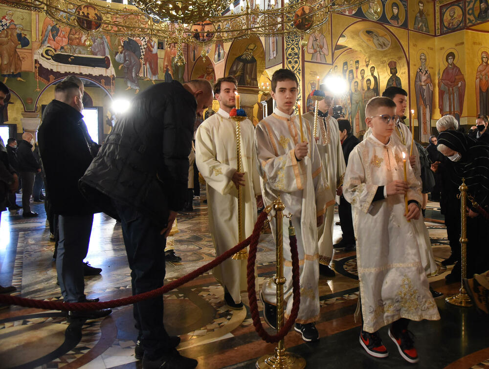 <p>U hram su naizmjenično puštani građani i bilo je primjetno da se drži fizička distanca</p>