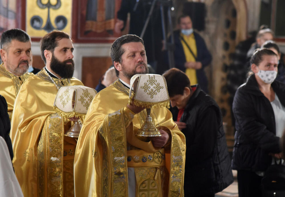 <p>U hram su naizmjenično puštani građani i bilo je primjetno da se drži fizička distanca</p>