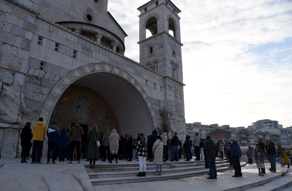 <p>U hram su naizmjenično puštani građani i bilo je primjetno da se drži fizička distanca</p>