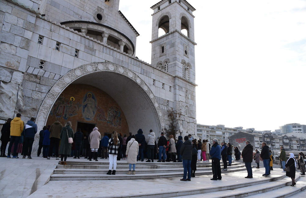 <p>U hram su naizmjenično puštani građani i bilo je primjetno da se drži fizička distanca</p>