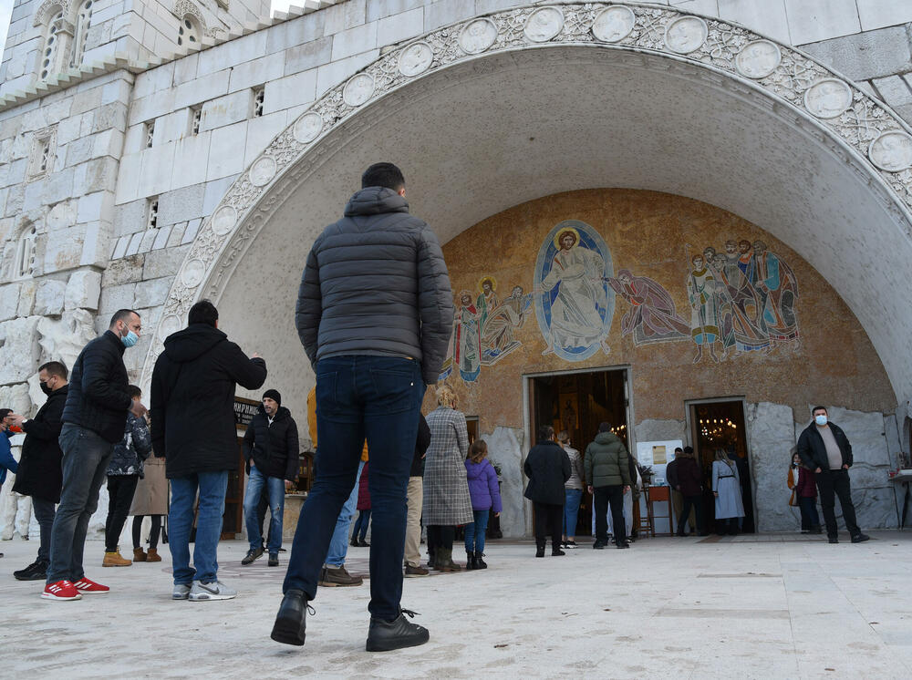 <p>U hram su naizmjenično puštani građani i bilo je primjetno da se drži fizička distanca</p>