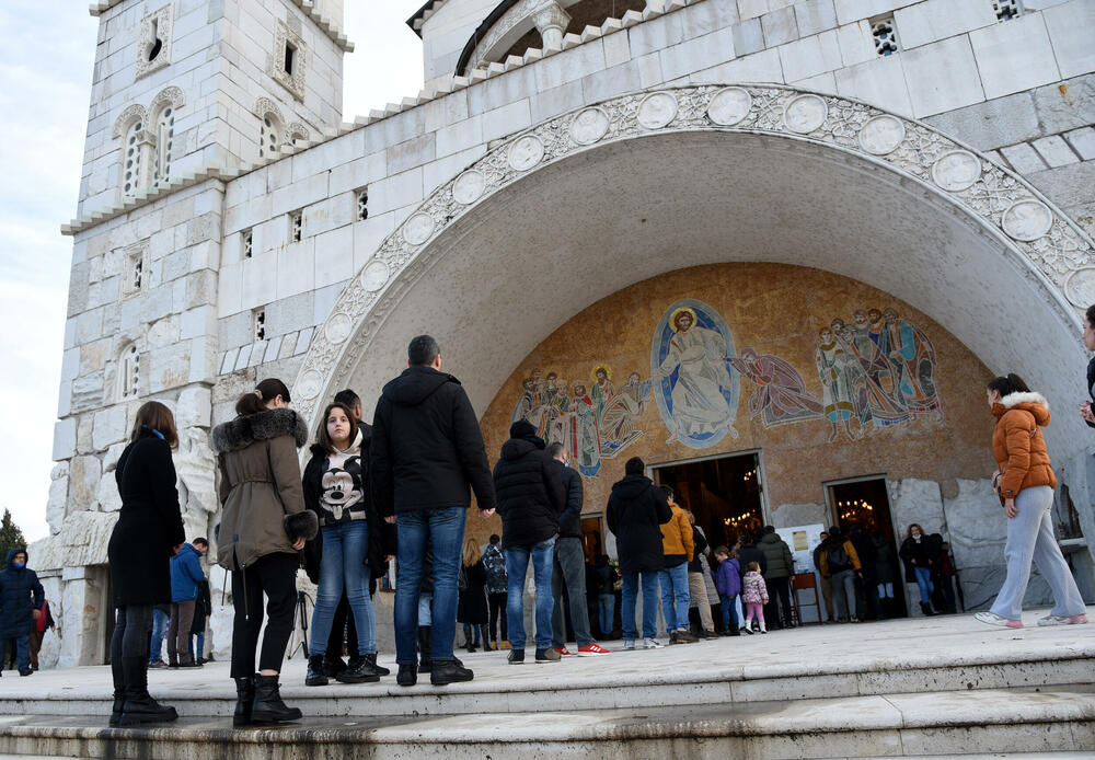 <p>U hram su naizmjenično puštani građani i bilo je primjetno da se drži fizička distanca</p>