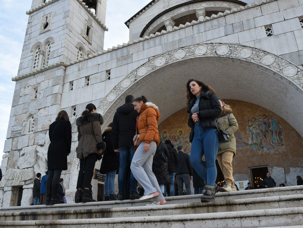 <p>U hram su naizmjenično puštani građani i bilo je primjetno da se drži fizička distanca</p>