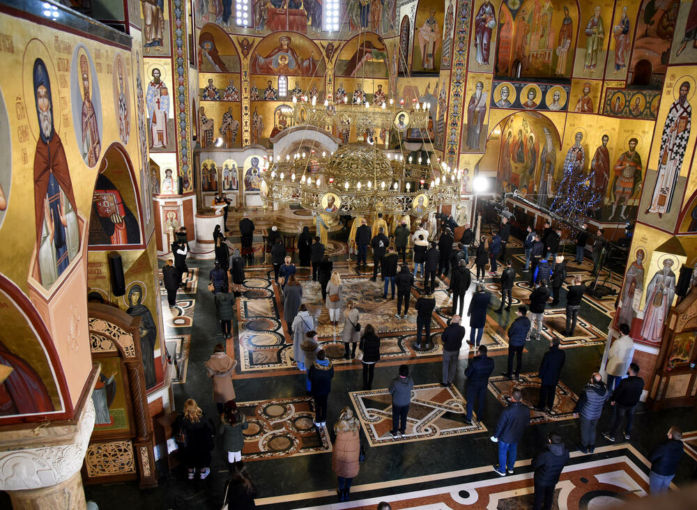 <p>U hram su naizmjenično puštani građani i bilo je primjetno da se drži fizička distanca</p>