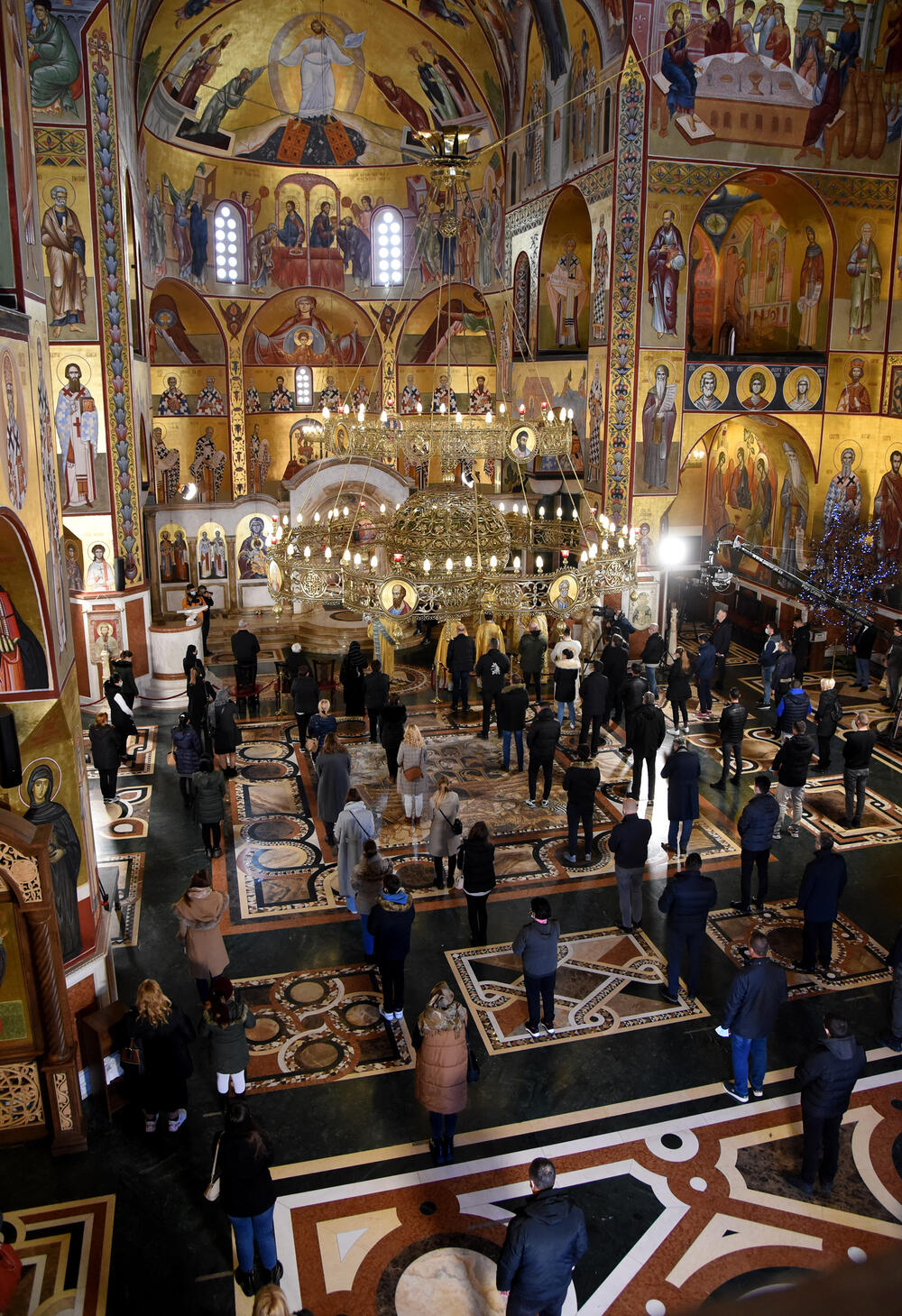 <p>U hram su naizmjenično puštani građani i bilo je primjetno da se drži fizička distanca</p>