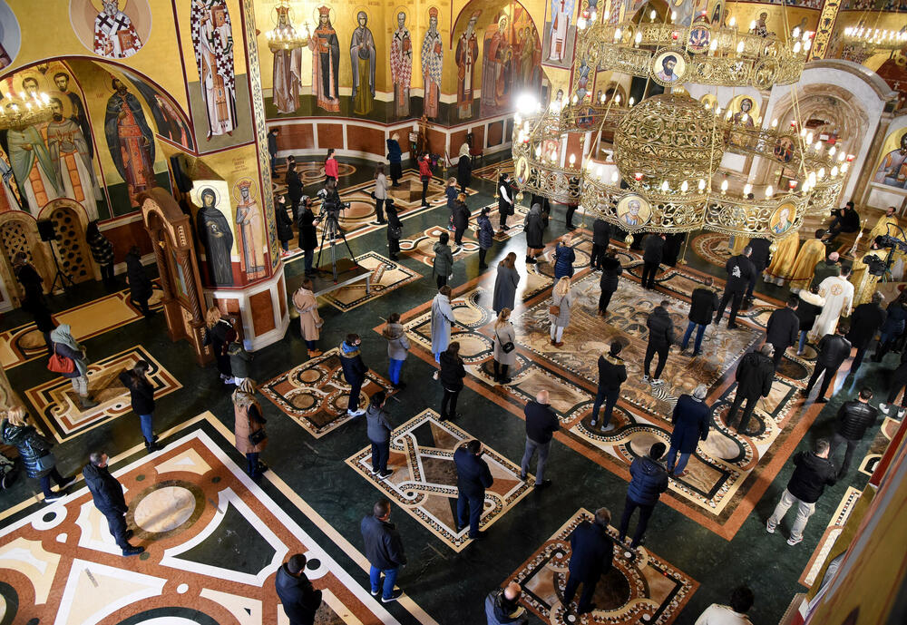 <p>U hram su naizmjenično puštani građani i bilo je primjetno da se drži fizička distanca</p>