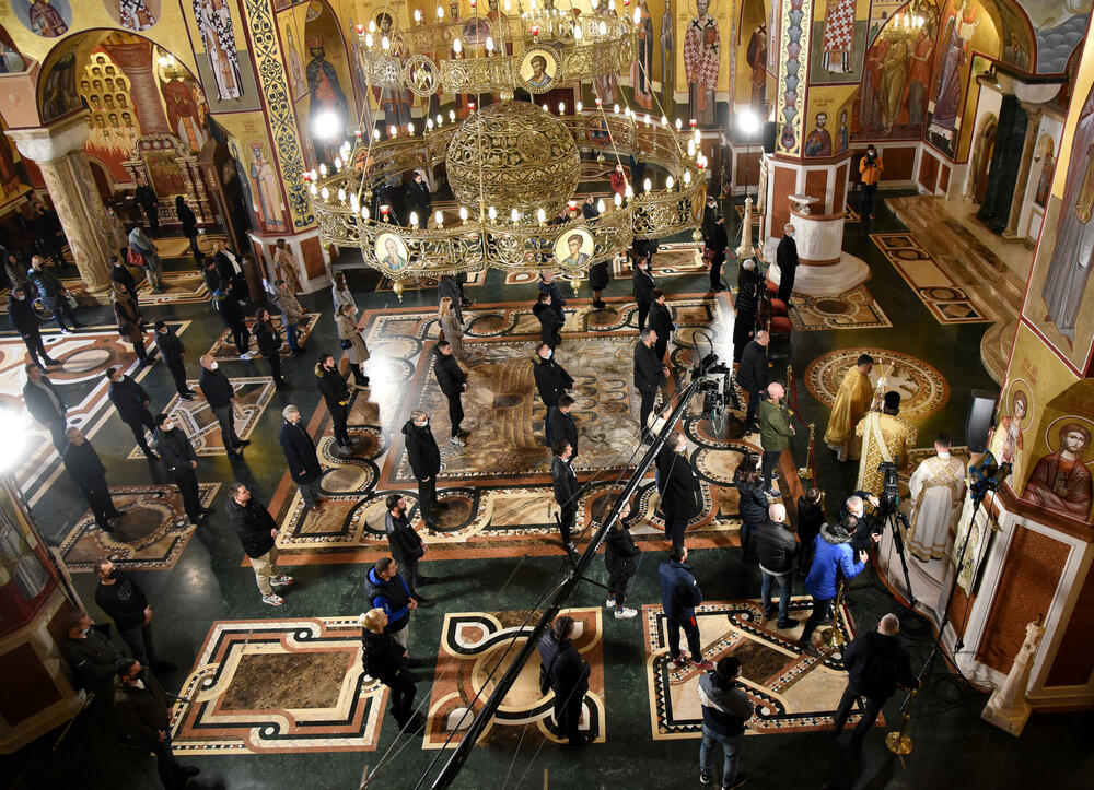 <p>U hram su naizmjenično puštani građani i bilo je primjetno da se drži fizička distanca</p>