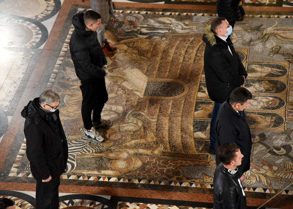 <p>U hram su naizmjenično puštani građani i bilo je primjetno da se drži fizička distanca</p>