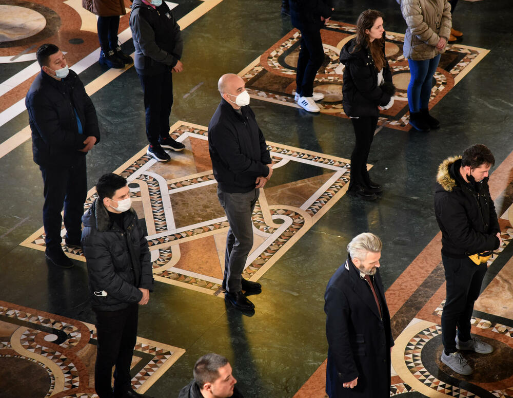 <p>U hram su naizmjenično puštani građani i bilo je primjetno da se drži fizička distanca</p>