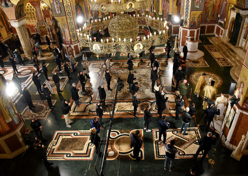 <p>U hram su naizmjenično puštani građani i bilo je primjetno da se drži fizička distanca</p>