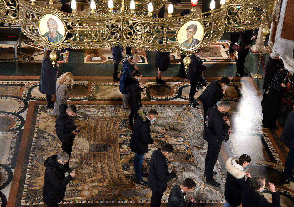 <p>U hram su naizmjenično puštani građani i bilo je primjetno da se drži fizička distanca</p>