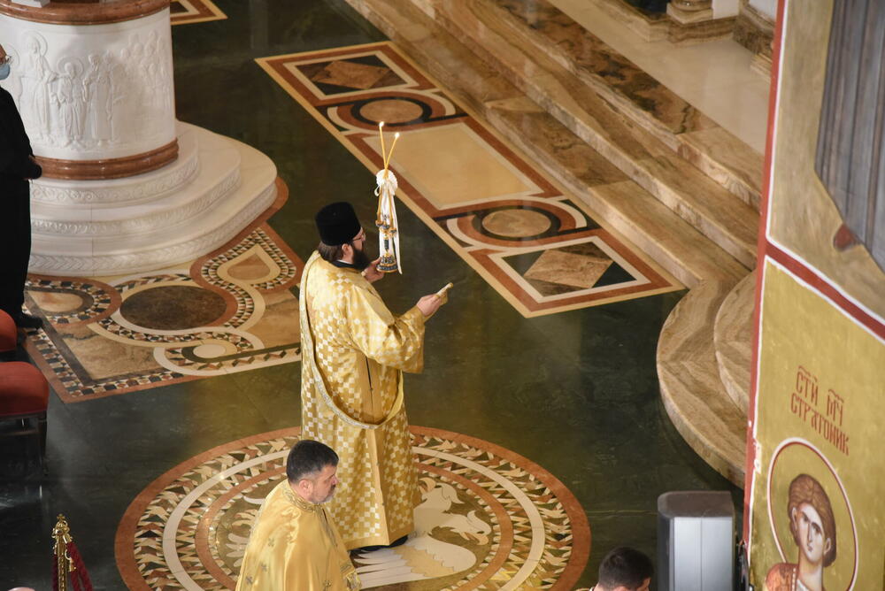 <p>U hram su naizmjenično puštani građani i bilo je primjetno da se drži fizička distanca</p>