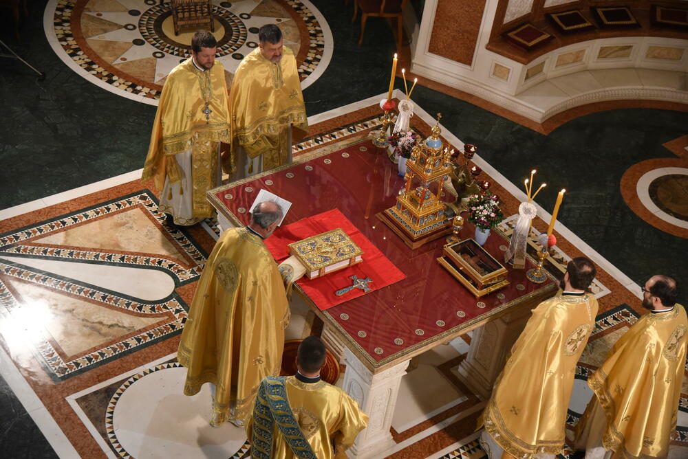 <p>U hram su naizmjenično puštani građani i bilo je primjetno da se drži fizička distanca</p>