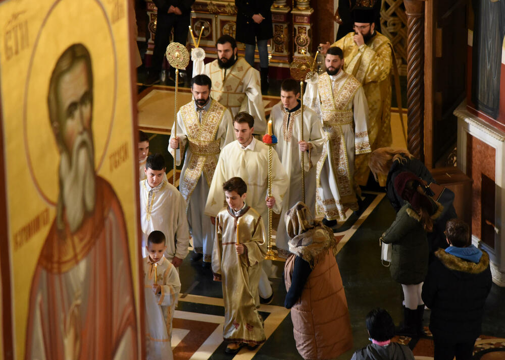 <p>U hram su naizmjenično puštani građani i bilo je primjetno da se drži fizička distanca</p>