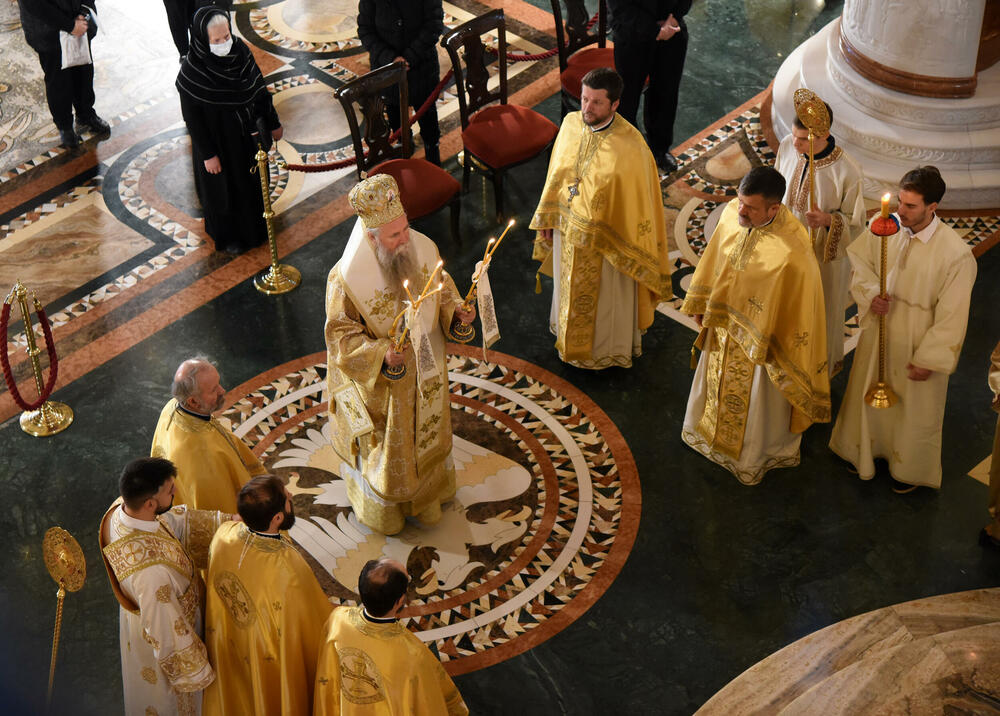 <p>U hram su naizmjenično puštani građani i bilo je primjetno da se drži fizička distanca</p>