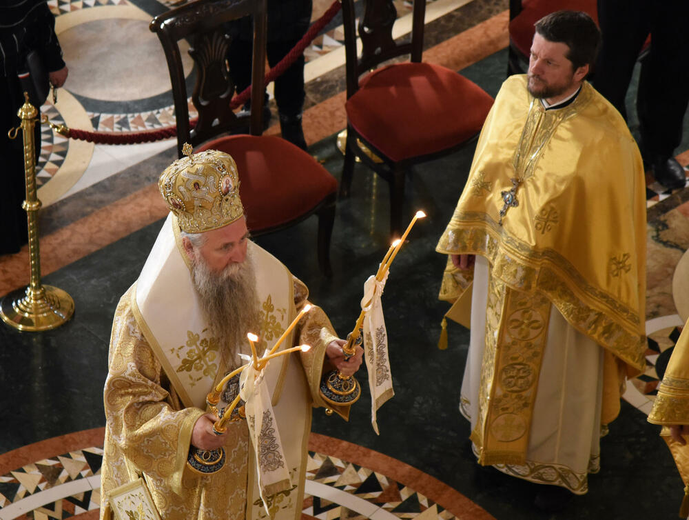 <p>U hram su naizmjenično puštani građani i bilo je primjetno da se drži fizička distanca</p>