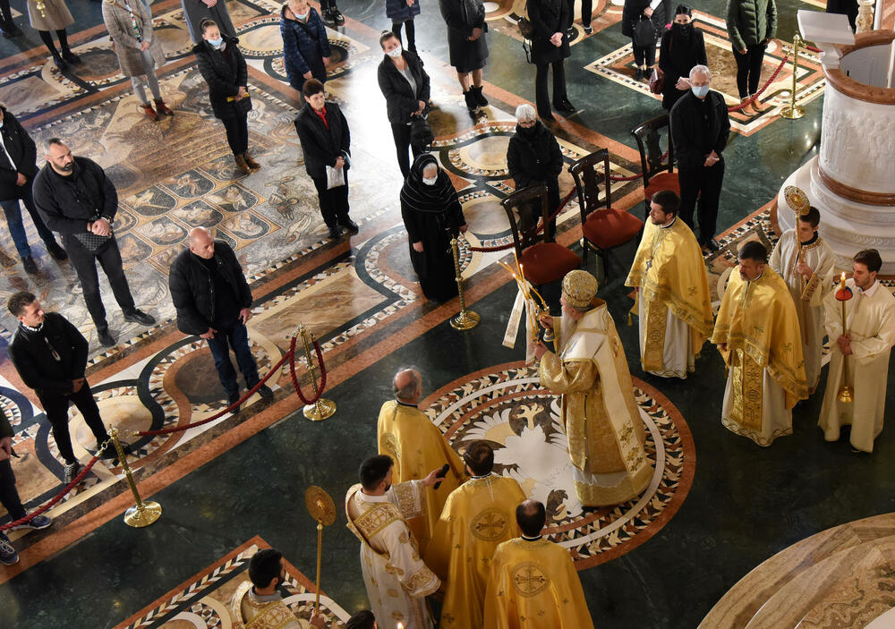 <p>U hram su naizmjenično puštani građani i bilo je primjetno da se drži fizička distanca</p>