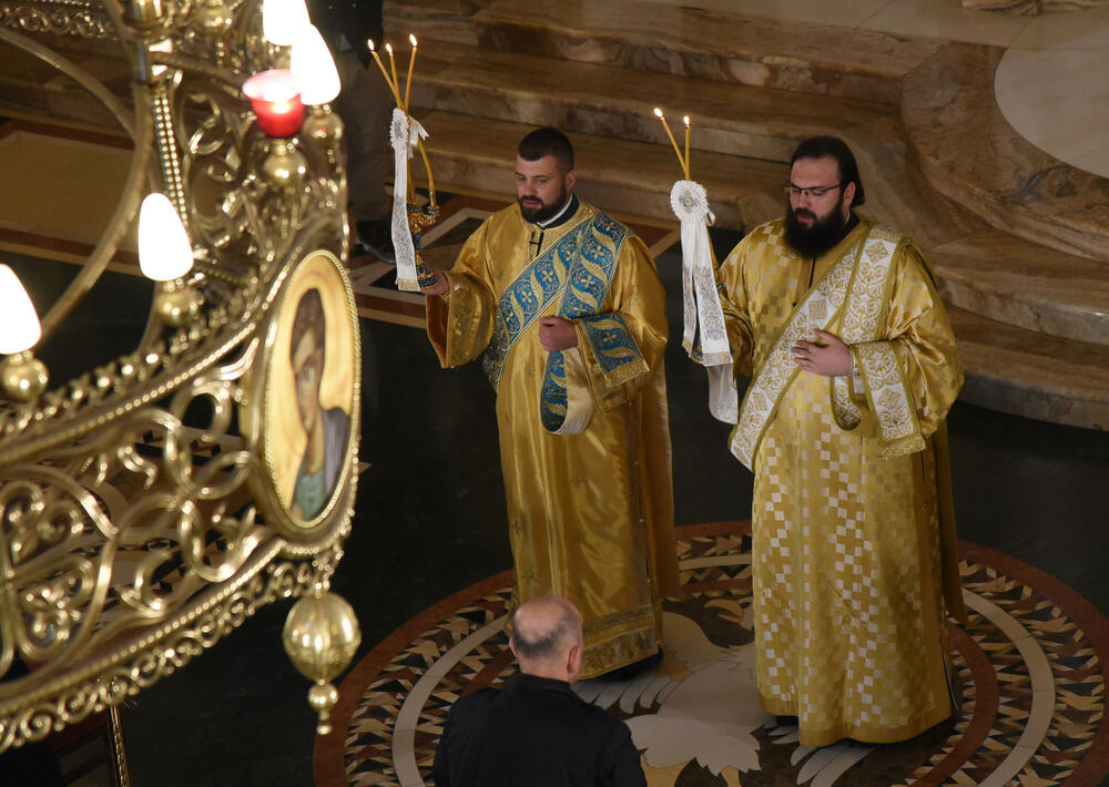 <p>U hram su naizmjenično puštani građani i bilo je primjetno da se drži fizička distanca</p>