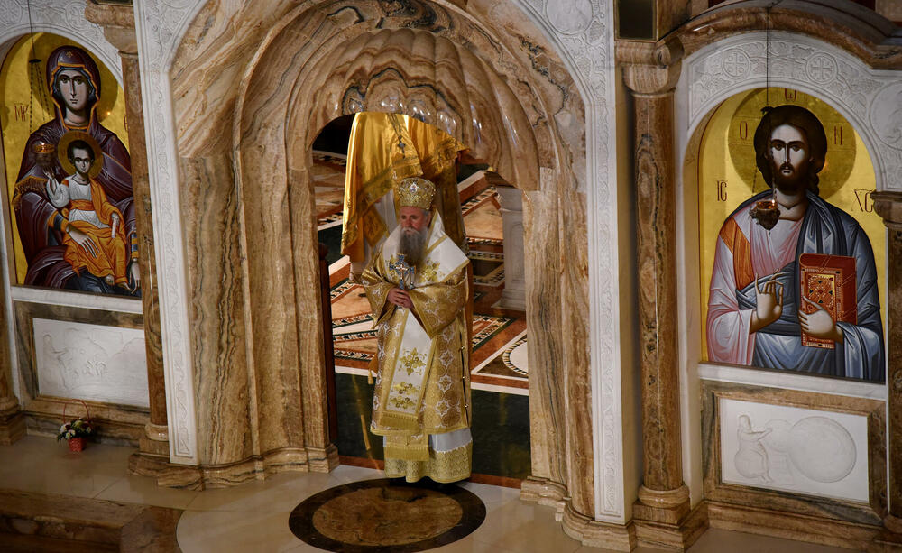 <p>U hram su naizmjenično puštani građani i bilo je primjetno da se drži fizička distanca</p>