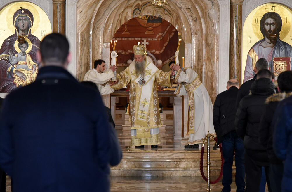 <p>U hram su naizmjenično puštani građani i bilo je primjetno da se drži fizička distanca</p>