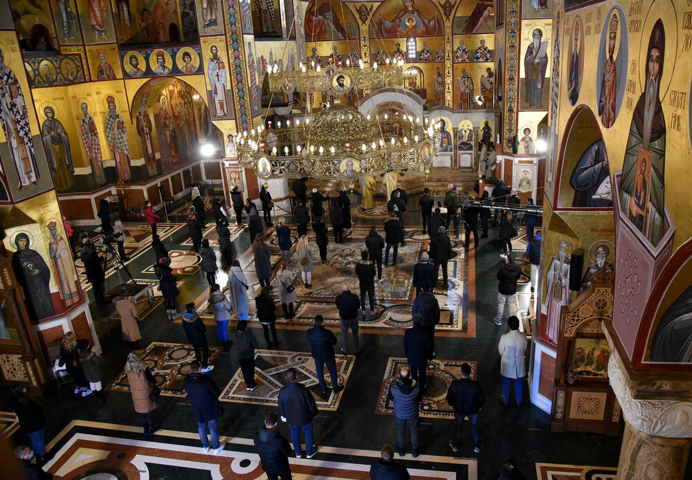 <p>U hram su naizmjenično puštani građani i bilo je primjetno da se drži fizička distanca</p>