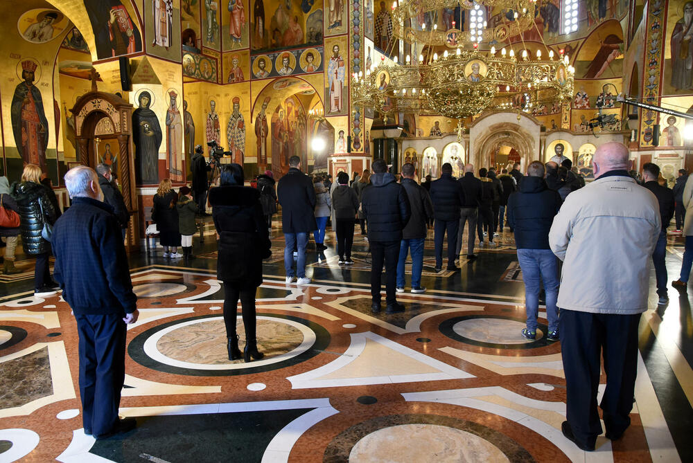 <p>U hram su naizmjenično puštani građani i bilo je primjetno da se drži fizička distanca</p>