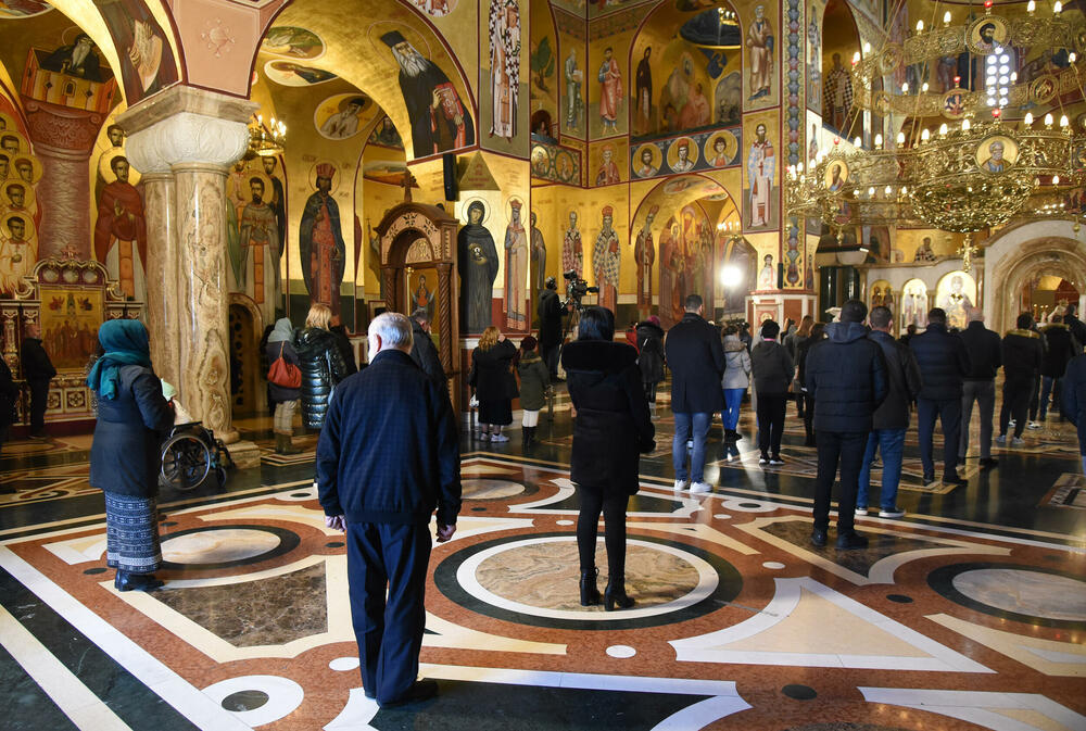 <p>U hram su naizmjenično puštani građani i bilo je primjetno da se drži fizička distanca</p>