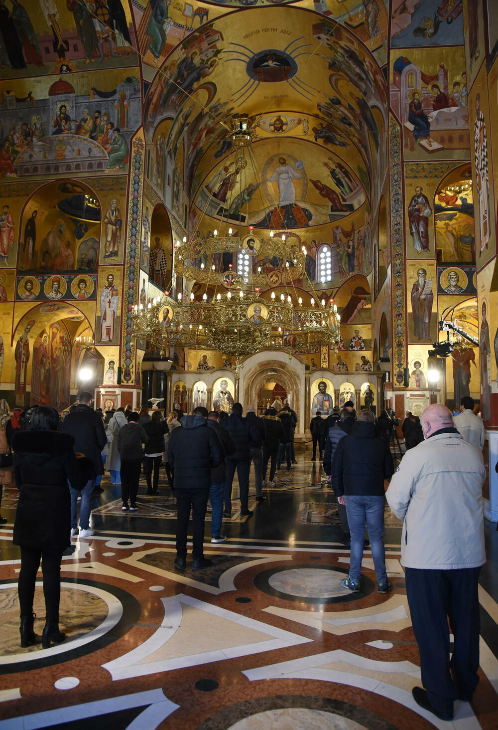 <p>U hram su naizmjenično puštani građani i bilo je primjetno da se drži fizička distanca</p>
