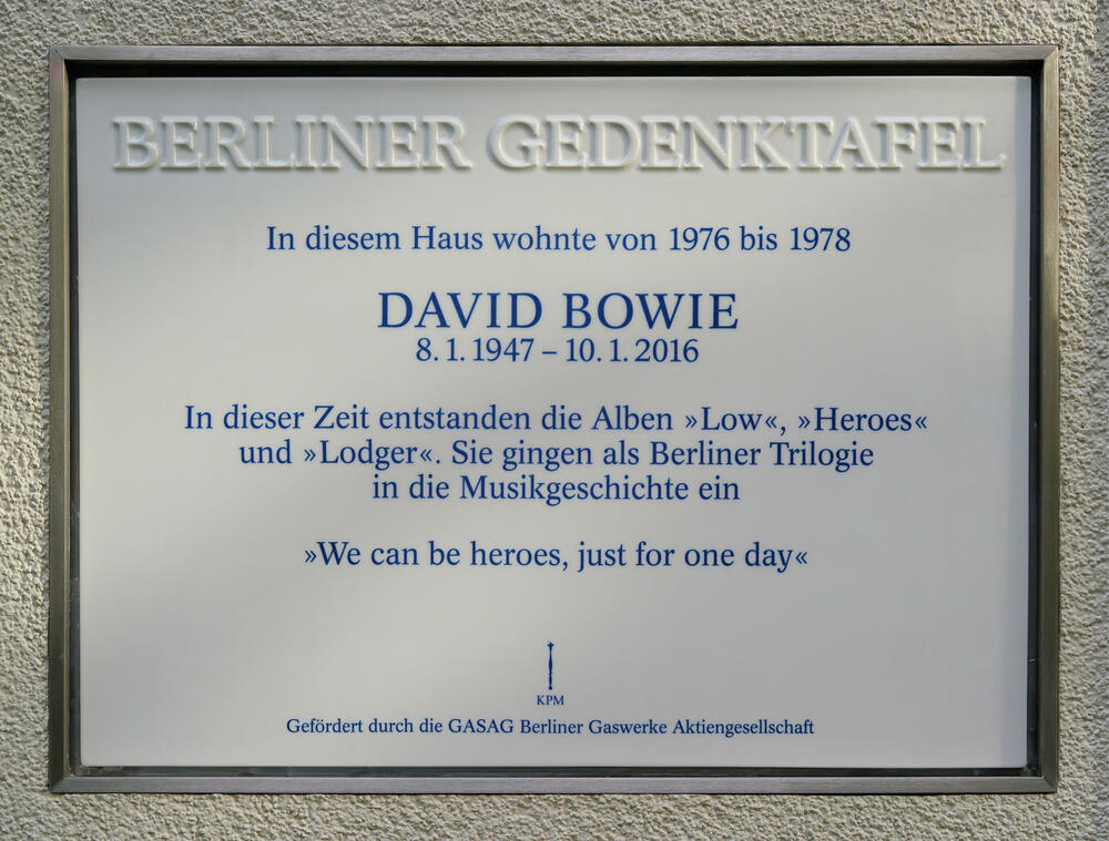 Spomen ploča na kući u Berlinu u kojoj je živio Bouvi