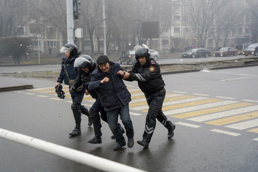 Privođenje demonstranata u Almatiju u srijedu, Foto: Beta/AP