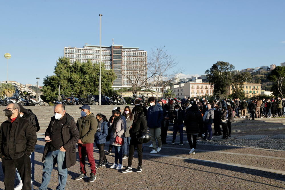 Redovi za vakcinaciju u Napulju, Foto: Reuters