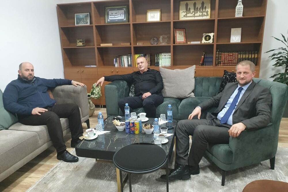 Reis Fejzić i Drešević nakon poklanjanja zemljišta, Foto: Islamska zajednice u Crnoj Gori