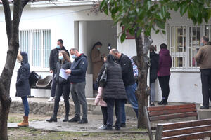 Gužve ispred kovid centara u Podgorici, najveći redovi ispred...