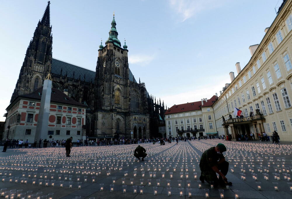 Građani pale svijeće u znak sjećanja na preminule od koronavirusa: Prag
