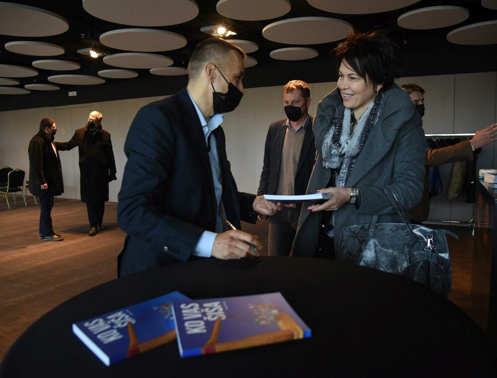 <p>U publici su, pored brojnih prijatelja i kolega bili i političari, Duško Marković (DPS), Raško Konjević (SDP), Ranko Krivokapić (SDP), Predrag Bulatović (DF) i potpredsjednik Vlade Crne Gore, Dritan Abazović, a koji su, kako je primijetila izvršna urednica ND Vijesti i Žugićeva dugogodišnja koleginica, Vujačić, i akteri knjige “Ko vas šiša”</p>