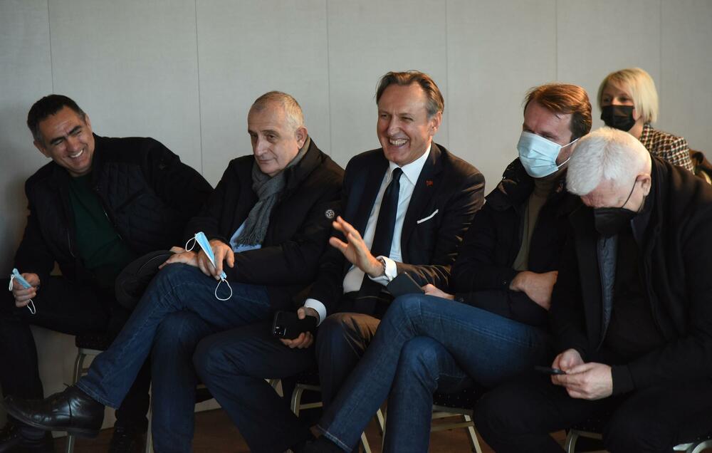 <p>U publici su, pored brojnih prijatelja i kolega bili i političari, Duško Marković (DPS), Raško Konjević (SDP), Ranko Krivokapić (SDP), Predrag Bulatović (DF) i potpredsjednik Vlade Crne Gore, Dritan Abazović, a koji su, kako je primijetila izvršna urednica ND Vijesti i Žugićeva dugogodišnja koleginica, Vujačić, i akteri knjige “Ko vas šiša”</p>