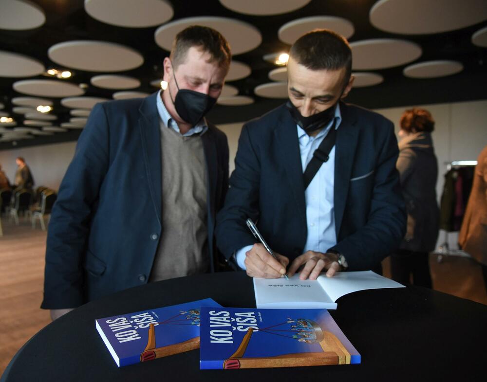 <p>U publici su, pored brojnih prijatelja i kolega bili i političari, Duško Marković (DPS), Raško Konjević (SDP), Ranko Krivokapić (SDP), Predrag Bulatović (DF) i potpredsjednik Vlade Crne Gore, Dritan Abazović, a koji su, kako je primijetila izvršna urednica ND Vijesti i Žugićeva dugogodišnja koleginica, Vujačić, i akteri knjige “Ko vas šiša”</p>