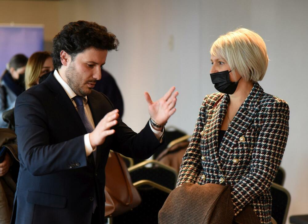 <p>U publici su, pored brojnih prijatelja i kolega bili i političari, Duško Marković (DPS), Raško Konjević (SDP), Ranko Krivokapić (SDP), Predrag Bulatović (DF) i potpredsjednik Vlade Crne Gore, Dritan Abazović, a koji su, kako je primijetila izvršna urednica ND Vijesti i Žugićeva dugogodišnja koleginica, Vujačić, i akteri knjige “Ko vas šiša”</p>