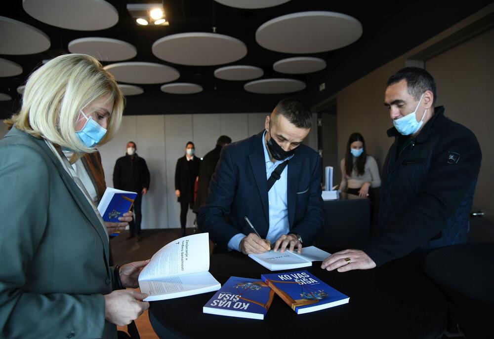 <p>U publici su, pored brojnih prijatelja i kolega bili i političari, Duško Marković (DPS), Raško Konjević (SDP), Ranko Krivokapić (SDP), Predrag Bulatović (DF) i potpredsjednik Vlade Crne Gore, Dritan Abazović, a koji su, kako je primijetila izvršna urednica ND Vijesti i Žugićeva dugogodišnja koleginica, Vujačić, i akteri knjige “Ko vas šiša”</p>