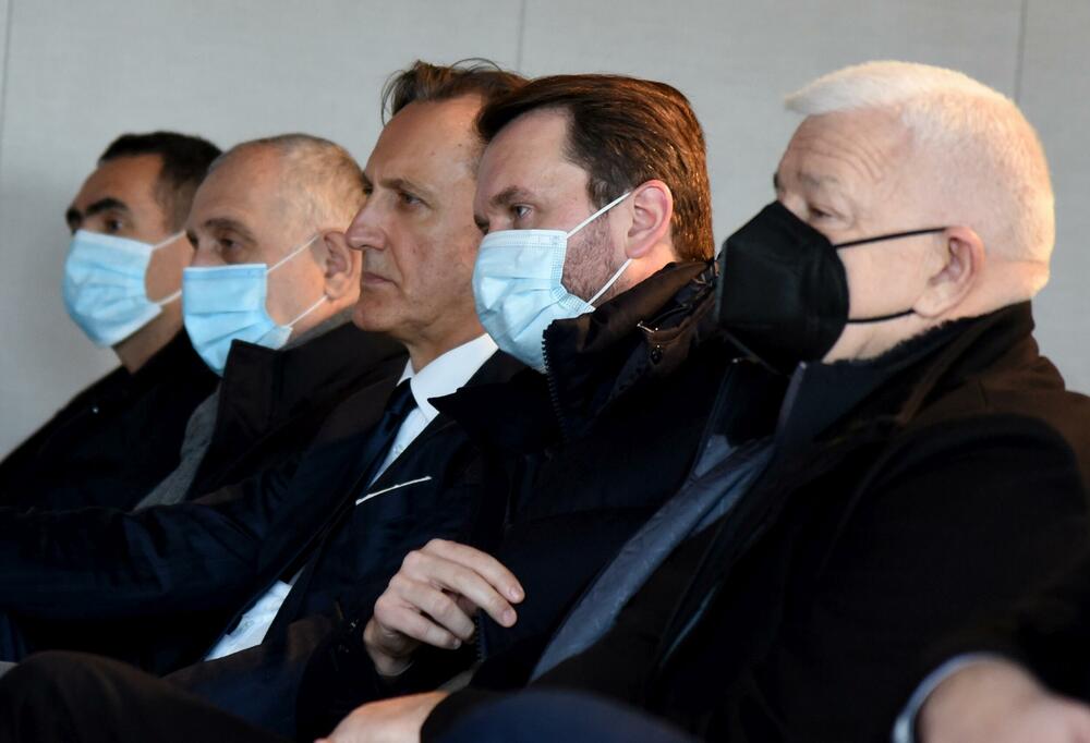 <p>U publici su, pored brojnih prijatelja i kolega bili i političari, Duško Marković (DPS), Raško Konjević (SDP), Ranko Krivokapić (SDP), Predrag Bulatović (DF) i potpredsjednik Vlade Crne Gore, Dritan Abazović, a koji su, kako je primijetila izvršna urednica ND Vijesti i Žugićeva dugogodišnja koleginica, Vujačić, i akteri knjige “Ko vas šiša”</p>