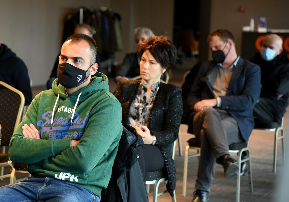 <p>U publici su, pored brojnih prijatelja i kolega bili i političari, Duško Marković (DPS), Raško Konjević (SDP), Ranko Krivokapić (SDP), Predrag Bulatović (DF) i potpredsjednik Vlade Crne Gore, Dritan Abazović, a koji su, kako je primijetila izvršna urednica ND Vijesti i Žugićeva dugogodišnja koleginica, Vujačić, i akteri knjige “Ko vas šiša”</p>