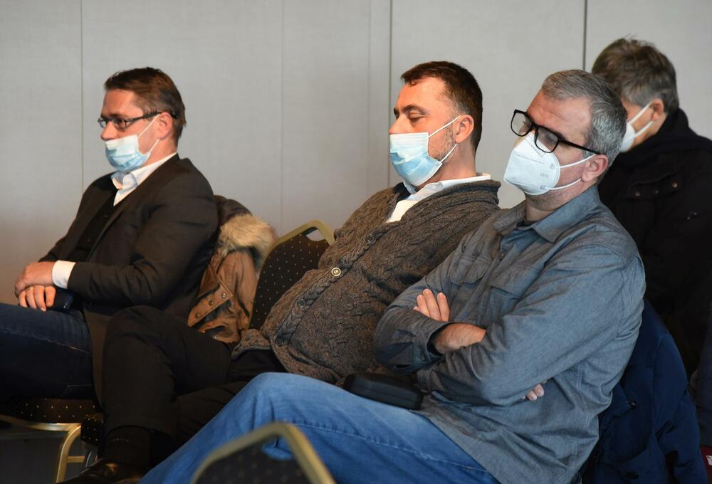 <p>U publici su, pored brojnih prijatelja i kolega bili i političari, Duško Marković (DPS), Raško Konjević (SDP), Ranko Krivokapić (SDP), Predrag Bulatović (DF) i potpredsjednik Vlade Crne Gore, Dritan Abazović, a koji su, kako je primijetila izvršna urednica ND Vijesti i Žugićeva dugogodišnja koleginica, Vujačić, i akteri knjige “Ko vas šiša”</p>