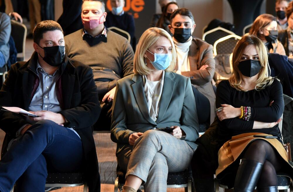 <p>U publici su, pored brojnih prijatelja i kolega bili i političari, Duško Marković (DPS), Raško Konjević (SDP), Ranko Krivokapić (SDP), Predrag Bulatović (DF) i potpredsjednik Vlade Crne Gore, Dritan Abazović, a koji su, kako je primijetila izvršna urednica ND Vijesti i Žugićeva dugogodišnja koleginica, Vujačić, i akteri knjige “Ko vas šiša”</p>