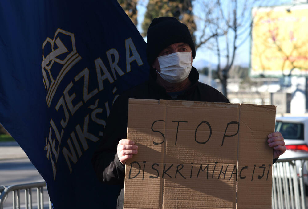 <p>Bivši radnici nikšićke Željezare, prema kojima još uvijek nijesu izmirene sve obaveze, godinama traže svoja prava.</p>