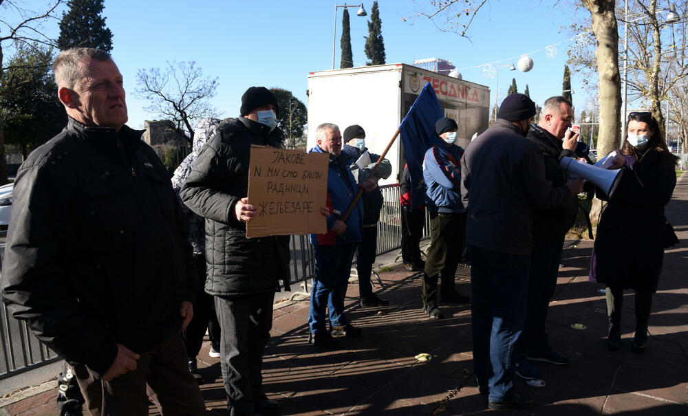 <p>Bivši radnici nikšićke Željezare, prema kojima još uvijek nijesu izmirene sve obaveze, godinama traže svoja prava.</p>