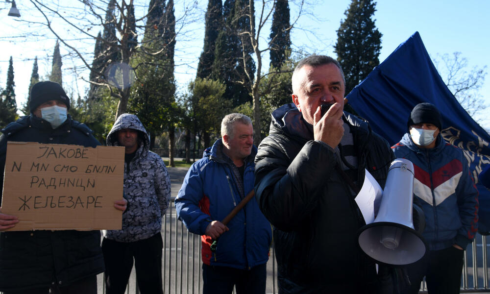 <p>Bivši radnici nikšićke Željezare, prema kojima još uvijek nijesu izmirene sve obaveze, godinama traže svoja prava.</p>