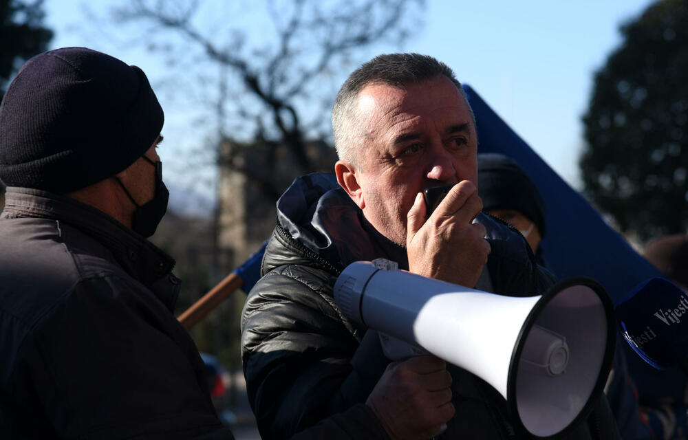 <p>Bivši radnici nikšićke Željezare, prema kojima još uvijek nijesu izmirene sve obaveze, godinama traže svoja prava.</p>