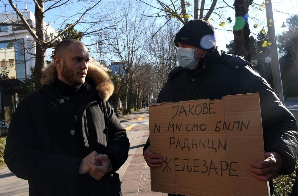 <p>Bivši radnici nikšićke Željezare, prema kojima još uvijek nijesu izmirene sve obaveze, godinama traže svoja prava.</p>