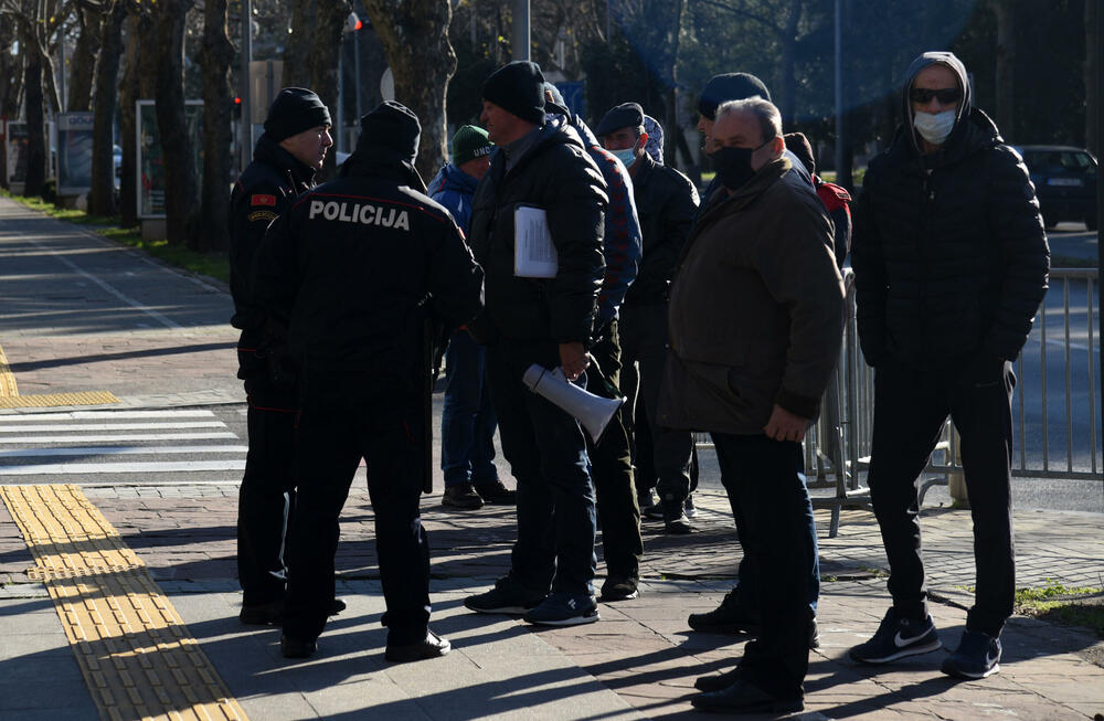 <p>Bivši radnici nikšićke Željezare, prema kojima još uvijek nijesu izmirene sve obaveze, godinama traže svoja prava.</p>