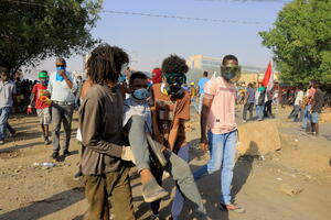 Sudan: Snage bezbjednosti suzavcem na demonstrante, od početka...